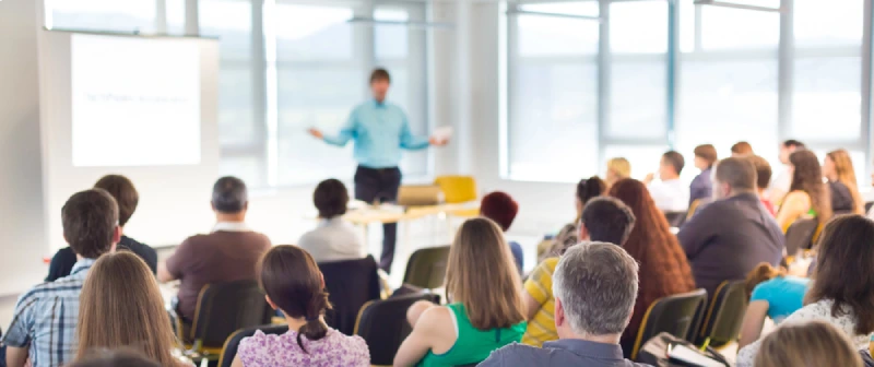 Séminaire / réunion d'entreprise dans une grande salle